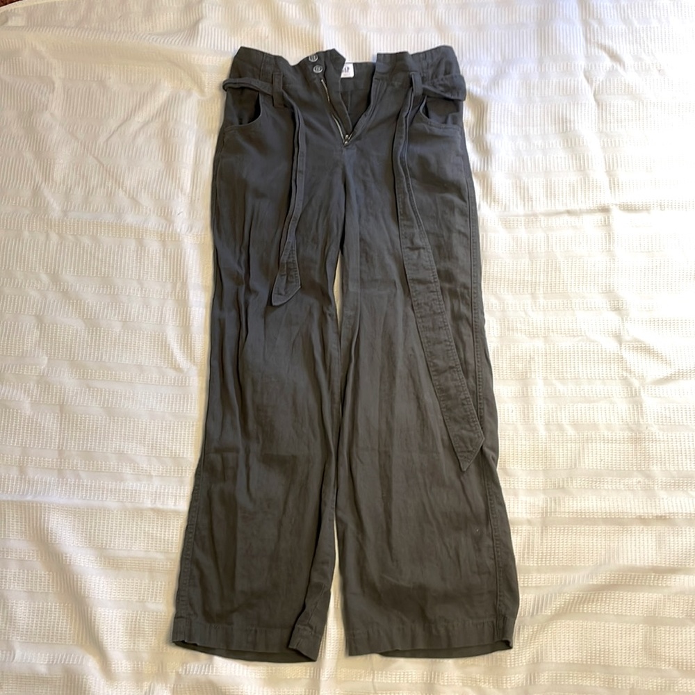 Green linens pants.